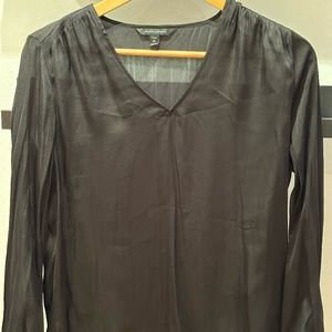 PETITE ESSENTIAL V-NECK BLACK TOP BY BANANA REPUBLIC